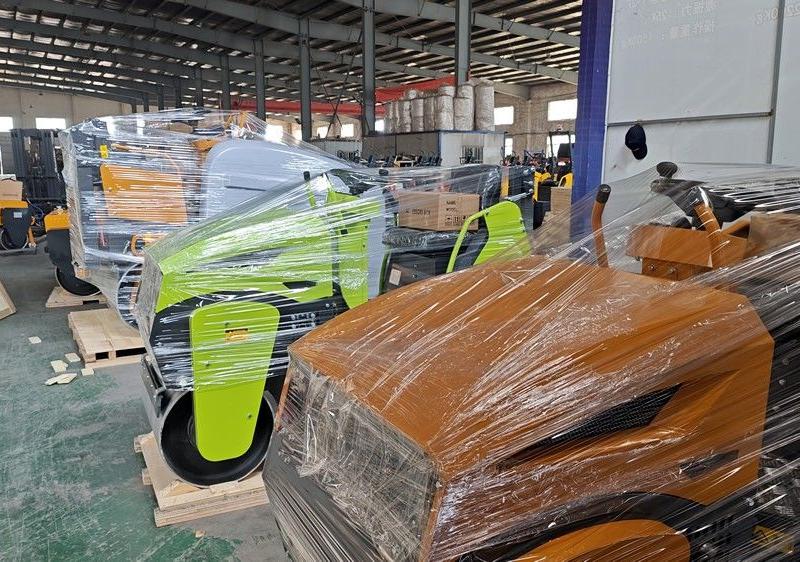 持續交貨中！奔馬小型壓路機出口發貨