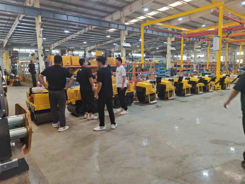 8月17日，國內客戶來我廠參觀考察奔馬小型壓路機