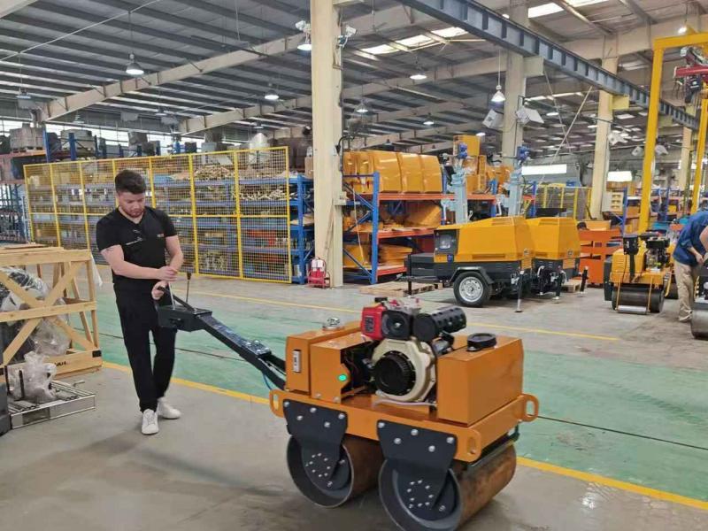 國外客戶來我廠參觀考察小型壓路機、移動照明車等產(chǎn)品